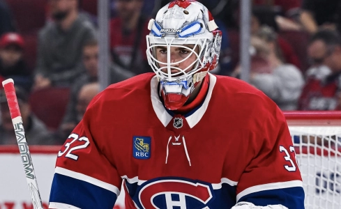 Le gardien de but des Canadiens de Montr&eacute;al, Jacob Fowler (32), suit le jeu lors du match pr&eacute;paratoire opposant les Maple Leafs de Toronto aux Canadiens de Montr&eacute;al le 14 septembre 2025 au Centre Bell de Montr&eacute;al, au Qu&eacute;bec.