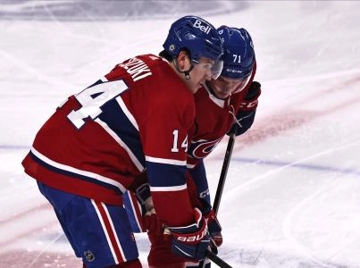 Caption : 3 avril 2021 ; Montr&eacute;al, Qu&eacute;bec, CAN ; Le centre des Canadiens de Montr&eacute;al Nick Suzuki (14) et le centre Jake Evans (71) patinent pendant la s&eacute;ance d'&eacute;chauffement avant un match contre les S&eacute;nateurs d'Ottawa au Centre Bell.