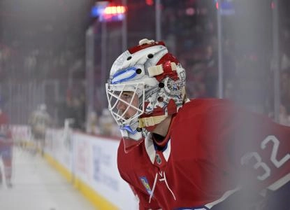 22 septembre 2025; Montr&eacute;al, Qu&eacute;bec, Canada; Le gardien de but des Canadiens de Montr&eacute;al, Jacob Fowler (32), s'&eacute;tire pendant l'&eacute;chauffement avant le match contre les Penguins de Pittsburgh au Centre Bell.