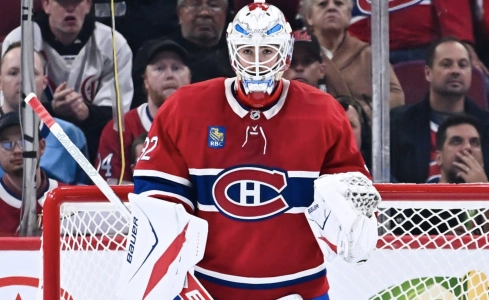 Jacob Fowler (32) des Canadiens de Montr&eacute;al garde les buts pendant la prolongation d'un match pr&eacute;paratoire contre les Penguins de Pittsburgh au Centre Bell, le 22 septembre 2025 &agrave; Montr&eacute;al, Qu&eacute;bec, Canada.