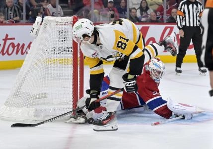 22 septembre 2025 ; Montr&eacute;al, Qu&eacute;bec, CAN ; Le gardien des Canadiens de Montr&eacute;al Jacob Fowler (32) arr&ecirc;te l'attaquant des Penguins de Pittsburgh Ben Kindel (81) pendant la s&eacute;ance de tirs au but au Centre Bell.