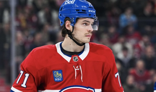 23 novembre 2024 ; Montr&eacute;al, Qu&eacute;bec, CAN ; Le centre des Canadiens de Montr&eacute;al Jake Evans (71) observe le match contre les Golden Knights de Las Vegas pendant la premi&egrave;re p&eacute;riode au Centre Bell.