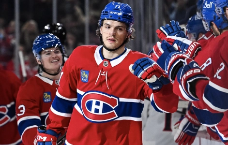16 novembre 2024 ; Montr&eacute;al, Qu&eacute;bec, CAN ; Le centre des Canadiens de Montr&eacute;al Jake Evans (71) c&eacute;l&egrave;bre son but contre les Blue Jackets de Columbus avec ses co&eacute;quipiers sur le banc pendant la troisi&egrave;me p&eacute;riode au Centre Bell.