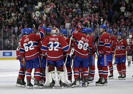 22 septembre 2025 ; Montr&eacute;al, Qu&eacute;bec, CAN ; Le gardien de but des Canadiens de Montr&eacute;al, Jacob Fowler (32), c&eacute;l&egrave;bre la victoire contre les Penguins de Pittsburgh avec ses co&eacute;quipiers au Centre Bell.