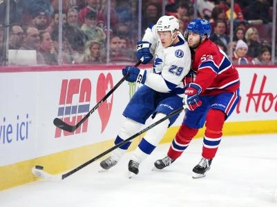 9 d&eacute;cembre 2025 ; Montr&eacute;al, Qu&eacute;bec, CAN ; L'attaquant du Lightning de Tampa Bay Pontus Holmberg (29) joue la rondelle et le d&eacute;fenseur des Canadiens de Montr&eacute;al Noah Dobson (53) d&eacute;fend pendant la premi&egrave;re p&eacute;riode au Centre Bell.