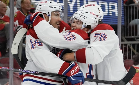 11 octobre 2025 ; Chicago, Illinois, &Eacute;tats-Unis ; L'ailier droit des Canadiens de Montr&eacute;al Cole Caufield (13) c&eacute;l&egrave;bre son but avec le centre Nick Suzuki (14) et l'ailier droit Zack Bolduc (76) pendant la deuxi&egrave;me p&eacute;riode au United Center.