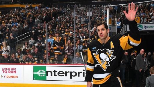 Pittsburgh Penguins' Evgeni Malkin salutes the crowd