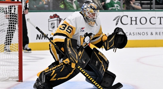 7 d&eacute;cembre 2025 ; Dallas, Texas, &Eacute;tats-Unis ; Le gardien de but des Penguins de Pittsburgh, Tristan Jarry (35), affronte l'attaque des Stars de Dallas lors du match &agrave; l'American Airlines Center.