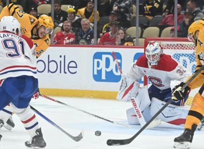 11 d&eacute;cembre 2025 ; Pittsburgh, Pennsylvanie, &Eacute;tats-Unis ; le gardien des Canadiens de Montr&eacute;al Jacob Fowler (32) subit la pression du centre des Penguins de Pittsburgh Sidney Crosby (87) pendant la troisi&egrave;me p&eacute;riode au PPG Paints Arena.