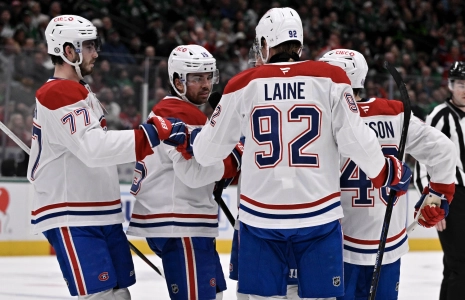 16 janvier 2025 ; Dallas, Texas, &Eacute;tats-Unis ; Le centre des Canadiens de Montr&eacute;al Alex Newhook (15), l'ailier gauche Patrik Laine (92), le d&eacute;fenseur Lane Hutson (48) et le centre Kirby Dach (77) c&eacute;l&egrave;brent un but marqu&eacute; par Newhook contre les Stars de Dallas au cours de la troisi&egrave;me p&eacute;riode &agrave; l'American Airlines Center.