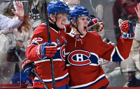 19 janvier 2025 ; Montr&eacute;al, Qu&eacute;bec, CAN ; L'ailier droit des Canadiens de Montr&eacute;al Patrik Laine (92) c&eacute;l&egrave;bre son but d&eacute;cisif avec le d&eacute;fenseur Kaiden Guhle (21) contre les Rangers de New York apr&egrave;s le match au Centre Bell.