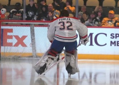 11 d&eacute;cembre 2025 ; Pittsburgh, Pennsylvanie, &Eacute;tats-Unis ; le gardien des Canadiens de Montr&eacute;al, Jacob Fowler (32), se dirige vers le filet &agrave; l'&eacute;chauffement avant son premier match contre les Penguins de Pittsburgh au PPG Paints Arena.