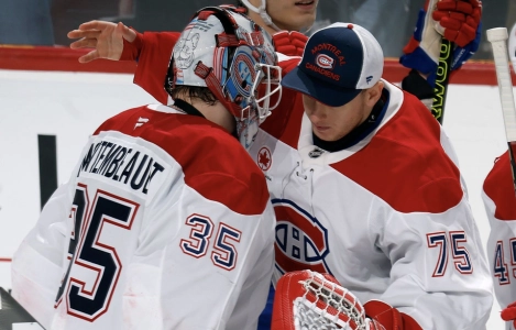 Le gardien Sam Montembeault (35) est f&eacute;licit&eacute; par le gardien Jakub Dobes (75) des Canadiens de Montr&eacute;al apr&egrave;s la victoire 4-2 contre les Panthers de la Floride &agrave; l'Amerant Bank Arena le 30 mars 2025 &agrave; Sunrise, en Floride.