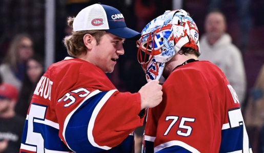 Sam Montembeault (35) des Canadiens de Montr&eacute;al et Jakub Dobes (75) c&eacute;l&egrave;brent leur victoire contre les Sabres de Buffalo au Centre Bell, le 20 octobre 2025, &agrave; Montr&eacute;al, au Qu&eacute;bec, au Canada.