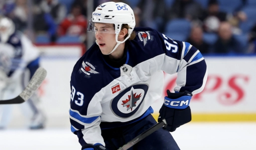 5 d&eacute;cembre 2024 ; Buffalo, New York, &Eacute;tats-Unis ; Brad Lambert (93), centre des Jets de Winnipeg, cherche &agrave; faire une passe pendant la premi&egrave;re p&eacute;riode du match contre les Sabres de Buffalo au KeyBank Center.