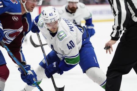 2 d&eacute;cembre 2025 ; Denver, Colorado, &Eacute;tats-Unis ; Elias Pettersson (40), centre des Canucks de Vancouver, participe &agrave; une mise au jeu au cours de la troisi&egrave;me p&eacute;riode contre l'Avalanche du Colorado au Ball Arena.