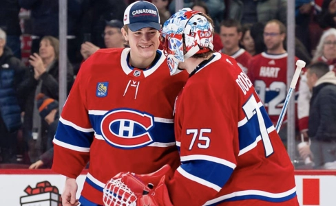 Samuel Montembeault (35) c&eacute;l&egrave;bre la victoire avec Jakub Dobes (75) des Canadiens de Montr&eacute;al lors du match de saison r&eacute;guli&egrave;re de la LNH entre les Canadiens de Montr&eacute;al et les Oilers d'Edmonton au Centre Bell, le 14 d&eacute;cembre 2025 &agrave; Montr&eacute;al, Qu&eacute;bec, Canada.