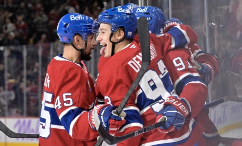 8 novembre 2025 ; Montr&eacute;al, Qu&eacute;bec, CAN ; L'attaquant des Canadiens de Montr&eacute;al Oliver Kapanen (91) c&eacute;l&egrave;bre avec ses co&eacute;quipiers, dont l'attaquant Ivan Demidov (93), apr&egrave;s avoir marqu&eacute; un but contre les Mammoth de l'Utah au cours de la premi&egrave;re p&eacute;riode au Centre Bell.