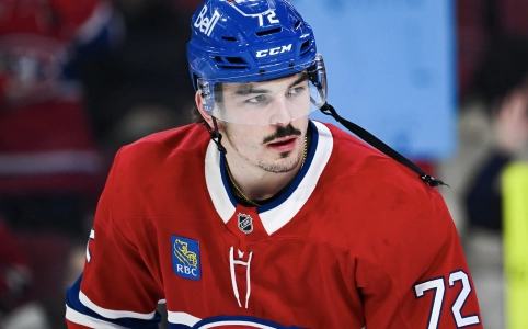 13 novembre 2025 ; Montr&eacute;al, Qu&eacute;bec, CAN ; Le d&eacute;fenseur des Canadiens de Montr&eacute;al Arber Xhekaj (72) observe l'&eacute;chauffement avant le match contre les Stars de Dallas au Centre Bell.