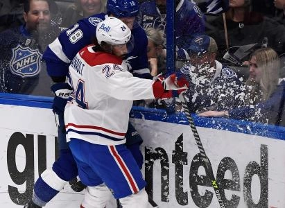 7 juillet 2021 ; Tampa, Floride, &Eacute;tats-Unis ; L'ailier gauche des Canadiens de Montr&eacute;al Phillip Danault (24) charge l'ailier gauche du Lightning de Tampa Bay Ondrej Palat (18) pendant la premi&egrave;re p&eacute;riode du cinqui&egrave;me match de la finale de la Coupe Stanley 2021 &agrave; l'Amalie Arena.