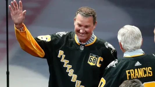 Pittsburgh Penguins' Mario Lemieux raises his hand to salute the crowd