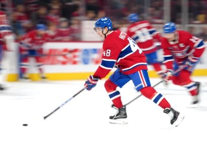 14 d&eacute;cembre 2025 ; Montr&eacute;al, Qu&eacute;bec, CAN ; Le d&eacute;fenseur des Canadiens de Montr&eacute;al Lane Hutson (48) patine pendant l'&eacute;chauffement avant le match contre les Oilers d'Edmonton au Centre Bell.
