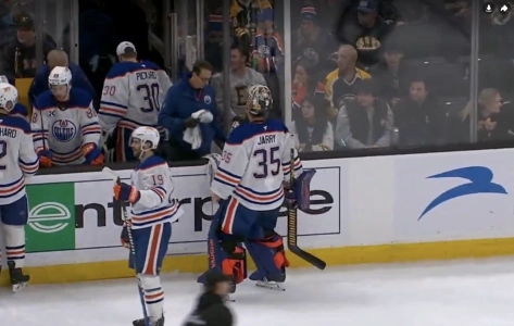 Tristan Jarry leaves against the Bruins