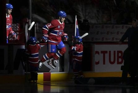 1er novembre 2025; Montr&eacute;al, Qu&eacute;bec, Canada; L'attaquant des Canadiens de Montr&eacute;al, Cole Caufield (13), saute sur la glace avant le match contre les S&eacute;nateurs d'Ottawa au Centre Bell.