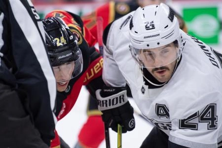 15 novembre 2025 ; Ottawa, Ontario, Canada ; Le centre des S&eacute;nateurs d'Ottawa Dylan Cozens (24) affronte le centre des Kings de Los Angeles Phillip Danault (24) au cours de la deuxi&egrave;me p&eacute;riode au Canadian Tire Centre.