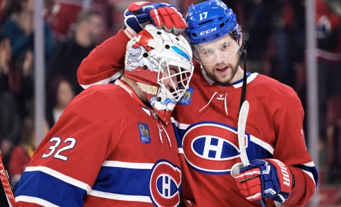 20 d&eacute;cembre 2025 ; Montr&eacute;al, Qu&eacute;bec, CAN ; Le gardien des Canadiens de Montr&eacute;al Jacob Fowler (32) et son co&eacute;quipier, l'attaquant Josh Anderson (17), c&eacute;l&egrave;brent leur victoire contre les Penguins de Pittsburgh au Centre Bell.