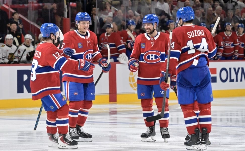 18 d&eacute;cembre 2025 ; Montr&eacute;al, Qu&eacute;bec, CAN ; L'attaquant des Canadiens de Montr&eacute;al Zack Bolduc (76) c&eacute;l&egrave;bre avec ses co&eacute;quipiers, dont l'attaquant Nick Suzuki (14), apr&egrave;s avoir marqu&eacute; un but contre les Blackhawks de Chicago au cours de la troisi&egrave;me p&eacute;riode au Centre Bell.