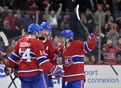 20 novembre 2025; Montr&eacute;al, Qu&eacute;bec, Canada; Le d&eacute;fenseur des Canadiens de Montr&eacute;al, Mike Matheson (8), c&eacute;l&egrave;bre avec ses co&eacute;quipiers, dont l'attaquant Cole Caufield (13), apr&egrave;s avoir marqu&eacute; un but contre les Capitals de Washington en troisi&egrave;me p&eacute;riode au Centre Bell.