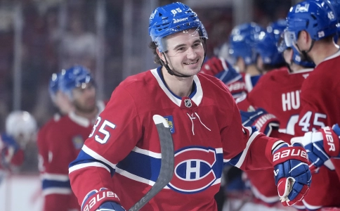 20 d&eacute;cembre 2025 ; Montr&eacute;al, Qu&eacute;bec, CAN ; L'attaquant des Canadiens de Montr&eacute;al Josh Anderson (17) c&eacute;l&egrave;bre avec son co&eacute;quipier Juraj Slafkovsky (20) apr&egrave;s avoir marqu&eacute; un but dans un filet d&eacute;sert contre les Penguins de Pittsburgh au cours de la troisi&egrave;me p&eacute;riode au Centre Bell.