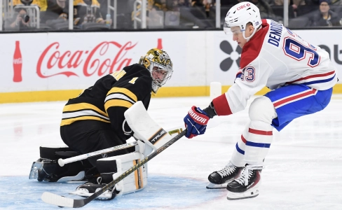 23 d&eacute;cembre 2025 ; Boston, Massachusetts, &Eacute;tats-Unis ; L'ailier droit des Canadiens de Montr&eacute;al, Ivan Demidov (93), marque un but devant le gardien des Bruins de Boston, Jeremy Swayman (1), au cours de la deuxi&egrave;me p&eacute;riode au TD Garden.