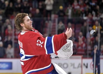 20 d&eacute;cembre 2025; Montr&eacute;al, Qu&eacute;bec, Canada; Le gardien des Canadiens de Montr&eacute;al, Jacob Fowler (32), lance une rondelle en mousse aux partisans apr&egrave;s la victoire contre les Penguins de Pittsburgh au Centre Bell.