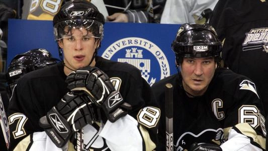 Pittsburgh Penguins' Sidney Crosby (left) and Mario Lemieux (right)