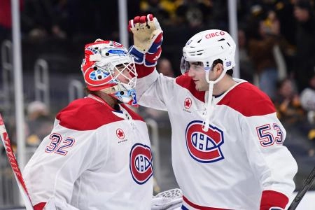 23 d&eacute;cembre 2025 ; Boston, Massachusetts, &Eacute;tats-Unis ; le d&eacute;fenseur des Canadiens de Montr&eacute;al, Noah Dobson (53), f&eacute;licite le gardien Jacob Fowler (32) apr&egrave;s la victoire contre les Bruins de Boston au TD Garden.