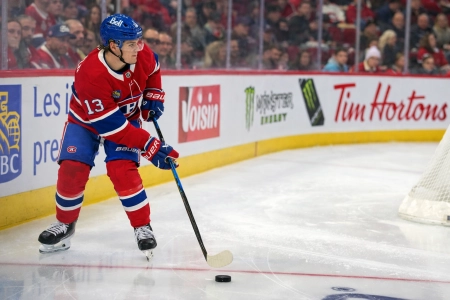 9 d&eacute;cembre 2025 ; Montr&eacute;al, Qu&eacute;bec, CAN ; L'attaquant des Canadiens de Montr&eacute;al Cole Caufield (13) joue la rondelle pendant la deuxi&egrave;me p&eacute;riode du match contre le Lightning de Tampa Bay au Centre Bell.