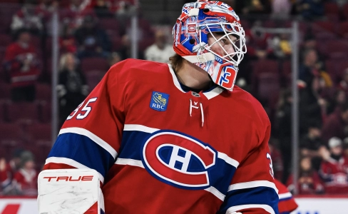 13 novembre 2025 ; Montr&eacute;al, Qu&eacute;bec, CAN ; Le gardien des Canadiens de Montr&eacute;al, Sam Montembeault (35), observe pendant l'&eacute;chauffement avant le match contre les Stars de Dallas au Centre Bell.