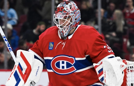 16 avril 2025 ; Montr&eacute;al, Qu&eacute;bec, CAN ; Le gardien des Canadiens de Montr&eacute;al, Sam Montembeault (35), observe le match contre les Hurricanes de la Caroline au cours de la deuxi&egrave;me p&eacute;riode au Centre Bell.