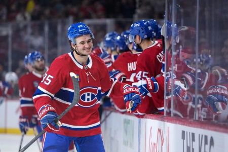 14 d&eacute;cembre 2025 ; Montr&eacute;al, Qu&eacute;bec, CAN ; L'attaquant des Canadiens de Montr&eacute;al Alexandre Texier (85) c&eacute;l&egrave;bre avec ses co&eacute;quipiers apr&egrave;s avoir marqu&eacute; un but contre les Oilers d'Edmonton au cours de la troisi&egrave;me p&eacute;riode au Centre Bell.