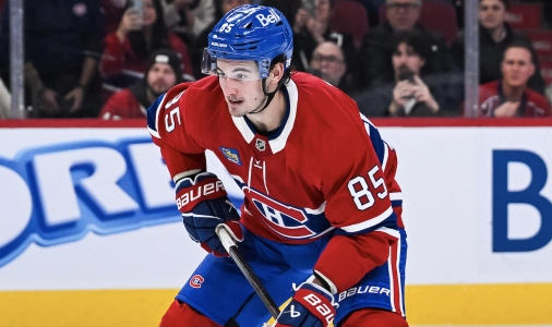 3 d&eacute;cembre 2025 ; Montr&eacute;al, Qu&eacute;bec, CAN ; Alexandre Texier (85), ailier gauche des Canadiens de Montr&eacute;al, joue le palet lors des tirs au but au Centre Bell.