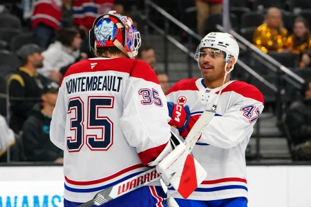 28 novembre 2025 ; Las Vegas, Nevada, &Eacute;tats-Unis ; Le d&eacute;fenseur des Canadiens de Montr&eacute;al Jayden Struble (47) f&eacute;licite le gardien Sam Montembeault (35) apr&egrave;s la victoire 4-1 des Canadiens contre les Golden Knights de Vegas au T-Mobile Arena.
