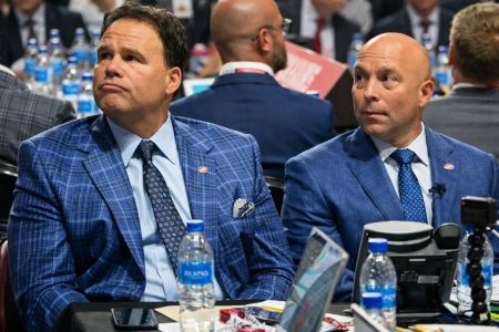 Jeff Gorton et Kent Hughes ont convoqu&eacute; un joueur dans leur bureau et on sait maintenant pourquoi