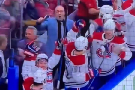 Sc&egrave;ne pass&eacute;e inaper&ccedil;ue: la r&eacute;action de Martin St-Louis suite au but &eacute;galisateur de Slafkovsky devient virale
