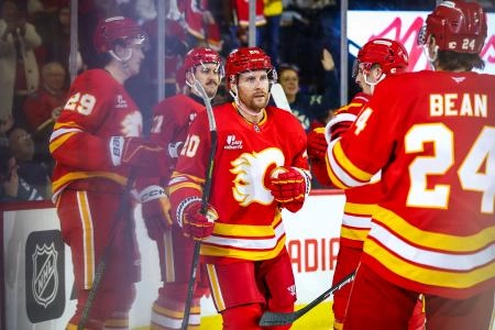13 novembre 2025 ; Calgary, Alberta, Canada ; Blake Coleman (20), ailier gauche des Flames de Calgary, c&eacute;l&egrave;bre son but avec ses co&eacute;quipiers contre les Sharks de San Jose lors de la deuxi&egrave;me p&eacute;riode au Scotiabank Saddledome.