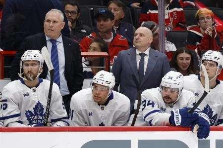 Dec 18, 2025; Washington, District of Columbia, USA; Toronto Maple Leafs head coach Craig Berube (L) and assistant coach Derek Lalonde (R) look on from behind the bench against the Washington Capitals during the second period at Capital One Arena.