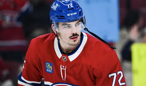 13 novembre 2025 ; Montr&eacute;al, Qu&eacute;bec, CAN ; Le d&eacute;fenseur des Canadiens de Montr&eacute;al Arber Xhekaj (72) observe l'&eacute;chauffement avant le match contre les Stars de Dallas au Centre Bell.