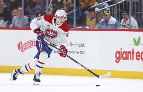 21 d&eacute;cembre 2025 ; Pittsburgh, Pennsylvanie, &Eacute;tats-Unis ; le d&eacute;fenseur des Canadiens de Montr&eacute;al Lane Hutson (48) patine sur la glace avec la rondelle contre les Penguins de Pittsburgh pendant la deuxi&egrave;me p&eacute;riode au PPG Paints Arena.