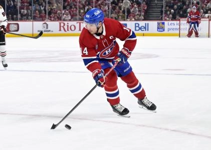 18 d&eacute;cembre 2025; Montr&eacute;al, Qu&eacute;bec, Canada; Nick Suzuki (14), attaquant des Canadiens de Montr&eacute;al, contr&ocirc;le la rondelle face aux Blackhawks de Chicago durant la premi&egrave;re p&eacute;riode au Centre Bell.